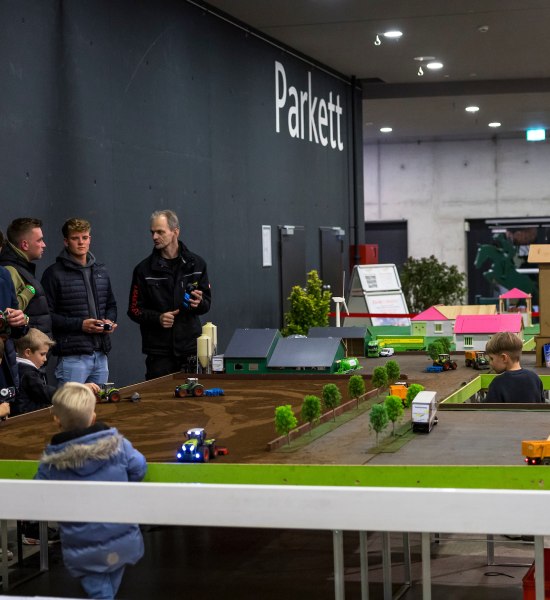 Familienzeit beim AGRAVIS‑Cup Oldenburg:
Im Foyer wird der Besuch zum Erlebnis für Groß und Klein: Das liebevoll gestaltete AGRAVIS‑Cup Kinderland begeistert mit ferngesteuerten Treckern, Hobby Horsing, Glitzer‑Tattoos, einem Sandkasten sowie einer kreativen Mal‑ und Bastelstation. Während die Kinder spielerisch die Pferdewelt entdecken, lädt direkt am Abreiteplatz die vielfältige Ausstellungswelt zum Bummeln und Genießen ein – mit Damenfashion, Accessoires, Schmuck, Handgemachtem, Reitsportartikeln und Angeboten rund um den Hund. Kulinarisch warten Pasta, Wraps, erfrischende Aperitifs und vieles mehr!
Ein echtes Highlight für die ganze Familie und die perfekte Gelegenheit, gemeinsam unvergessliche Momente zu erleben: 29. Oktober bis 1. November 2026 beim AGRAVIS‑Cup Oldenburg in der EWE Arena. Familienzeit beim AGRAVIS‑Cup Oldenburg:
Im Foyer wird der Besuch zum Erlebnis für Groß und Klein: Das liebevoll gestaltete AGRAVIS‑Cup Kinderland begeistert mit ferngesteuerten Treckern, Hobby Horsing, Glitzer‑Tattoos, einem Sandkasten sowie einer kreativen Mal‑ und Bastelstation. Während die Kinder spielerisch die Pferdewelt entdecken, lädt direkt am Abreiteplatz die vielfältige Ausstellungswelt zum Bummeln und Genießen ein – mit Damenfashion, Accessoires, Schmuck, Handgemachtem, Reitsportartikeln und Angeboten rund um den Hund. Kulinarisch warten Pasta, Wraps, erfrischende Aperitifs und vieles mehr!
Ein echtes Highlight für die ganze Familie und die perfekte Gelegenheit, gemeinsam unvergessliche Momente zu erleben: 29. Oktober bis 1. November 2026 beim AGRAVIS‑Cup Oldenburg in der EWE Arena.