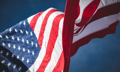 Die Flagge der USA ist vom Wind bewegt. Die Flagge der USA ist vom Wind bewegt.