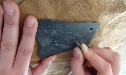 Steinzeitschmuck f&uuml;r coole J&auml;ger*innen