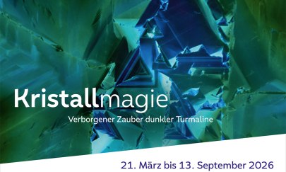Das Bild zeigt im Hintergrund das innere eins Turmalind&uuml;nnschliffs in gr&uuml;nen und blauen Farben. Im Vordergrund steht "Kristallmagie. Verborgener Zauber dunkler Turmaline. 21. M&auml;rz bis 13. September"