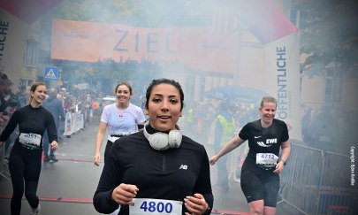 Glückliche Marathonis im Ziel am Schlossplatz Glückliche Marathonis im Ziel am Schlossplatz