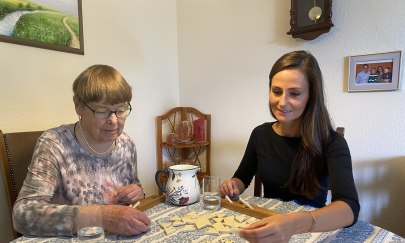 Eine Seniorin und ihre ehrenamtliche Begleitung beim gemeinsamen Spiel am Esstisch. Foto: Stadt Oldenburg Eine Seniorin und ihre ehrenamtliche Begleitung beim gemeinsamen Spiel am Esstisch. Foto: Stadt Oldenburg