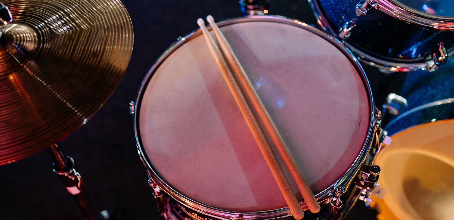 Dynamische Nahaufnahme eines Schlagzeugs mit Schlagstöcken auf einer Snaredrum und Becken. Foto: Yan Krukau/Pexels Dynamische Nahaufnahme eines Schlagzeugs mit Schlagstöcken auf einer Snaredrum und Becken. Foto: Yan Krukau/Pexels