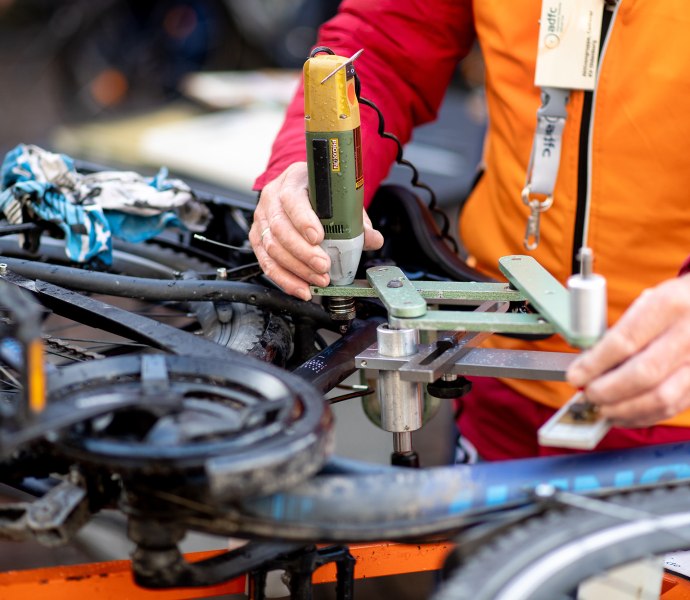 Hallo Fahrrad Codierung Ein Fahrrad wird bei der Veranstaltung Hallo Fahrrad in Oldenburg codiert.