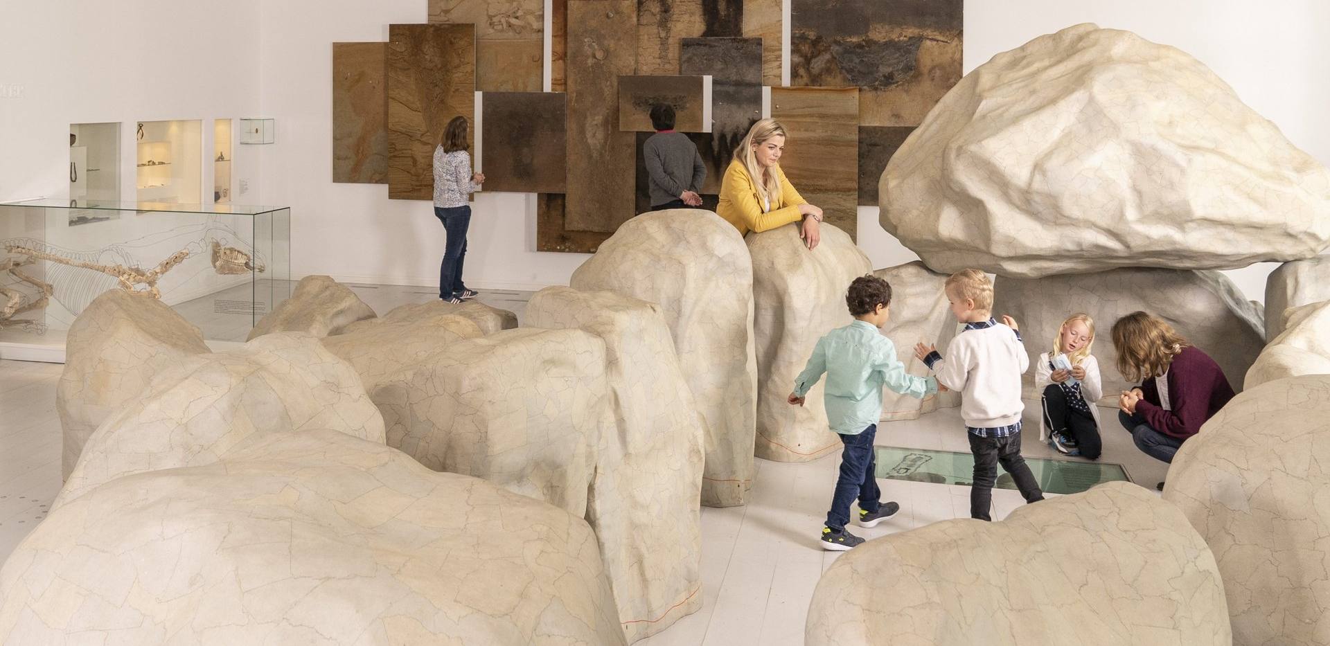 Das Gro&szlig;steingrab in der Dauerstellung des Natur und Mensch. &copy; Landesmuseum Natur und Mensch, Foto: Stephan Walzl