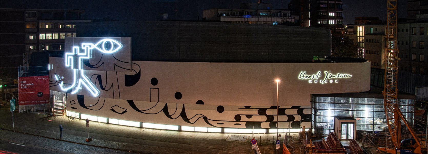 Christoph-Niemann,-Current-Lines-an-der-Fassade-des-Horst-Janssen-Museums-Oldenburg,-Nachtansicht_02,-2023,-Foto-Andrey-Gradetchliev