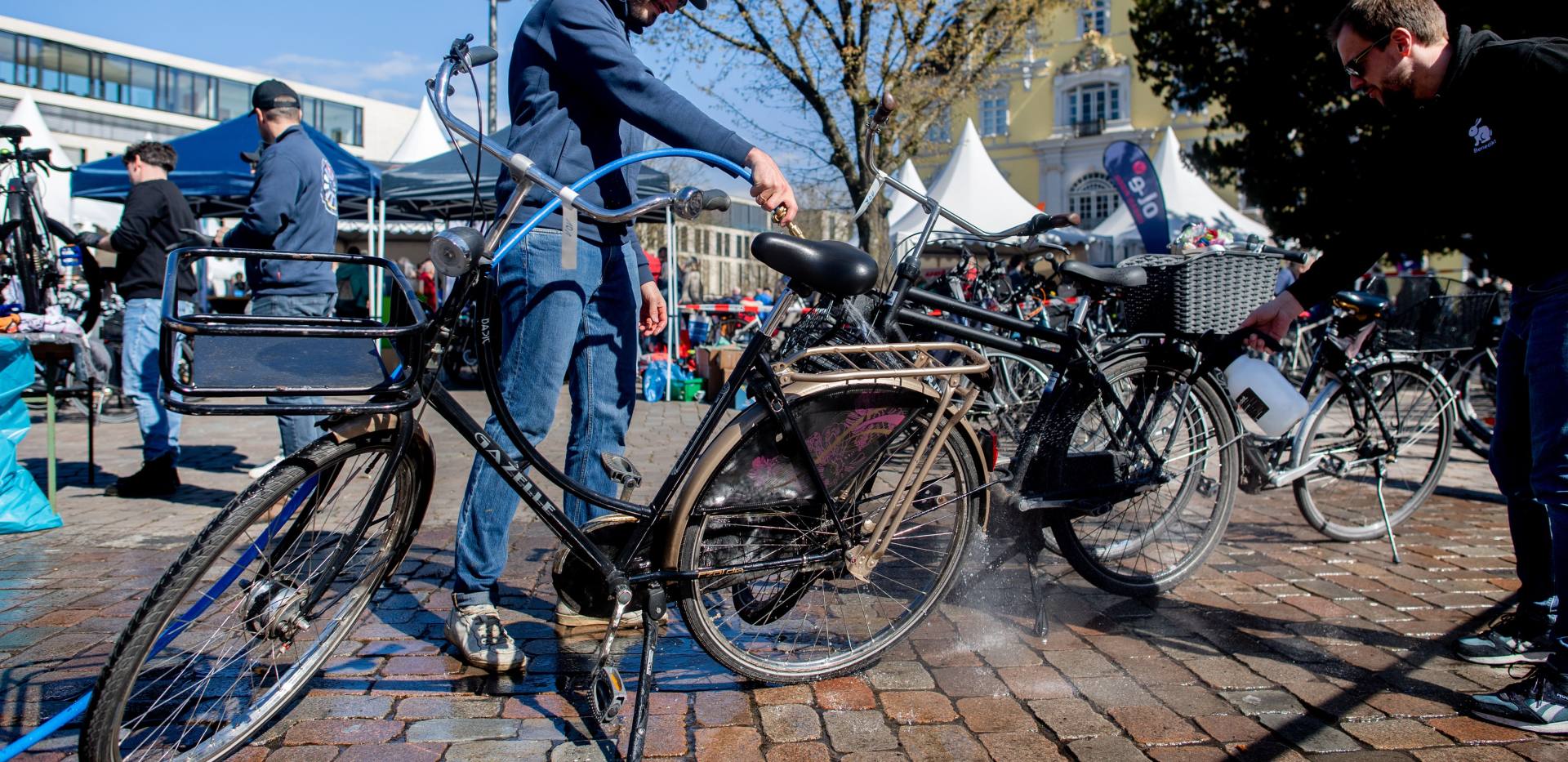 Hallo Fahrrad 2025 : Fahrradputz-Aktion des Round Table Oldenburg f&uuml;r eine Spende werden R&auml;der gr&uuml;ndlich gereinigt.
