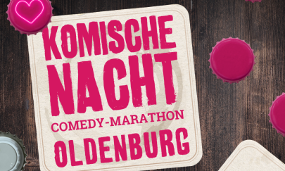 Zu sehen ist ein Bierdeckel worauf steht in pinker Schrift:
Komische Nacht Comedy Marathon Oldenburg
Oben links auf dem Bierdeckel ist ein piner Kronkorken mit einem Herz drauf.
Der Hintergrund ist Holzig dunkelbraun und es sind weitere Kronkorken zu sehen und ein angeschnittener Bierdeckel unten rechts