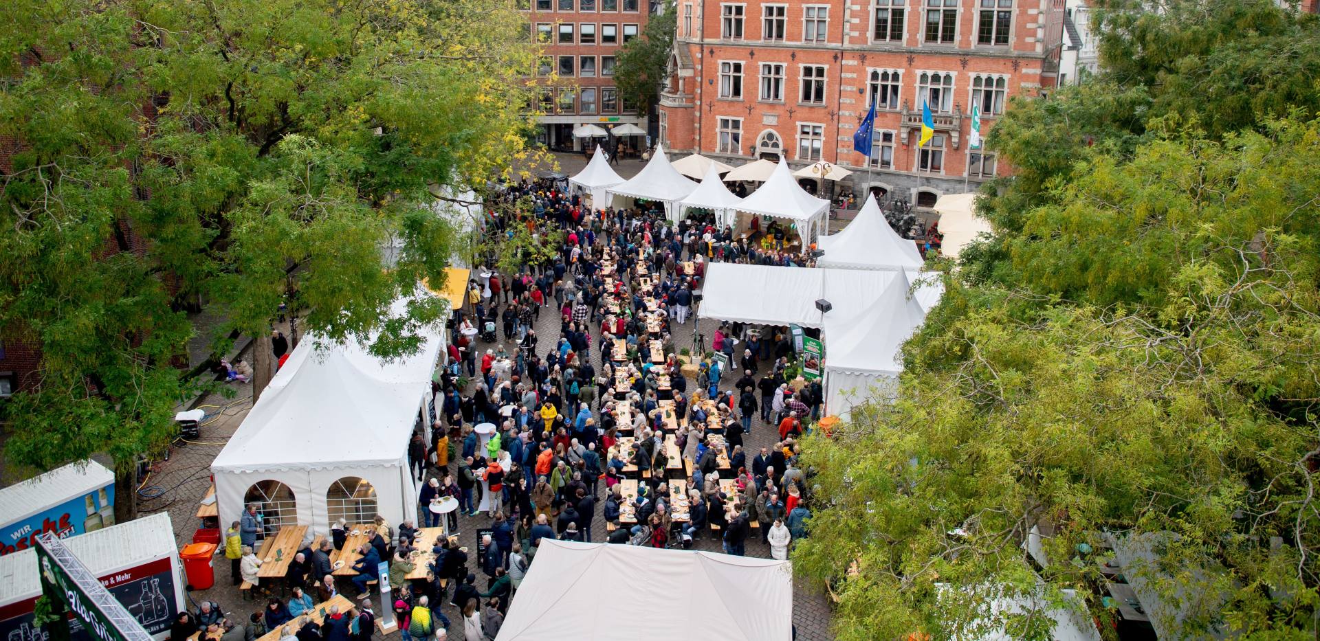 Luftblick auf den Rathausmarkt Oldenburg und die gut besuchte Veranstaltung "Hallo Grünkohl".