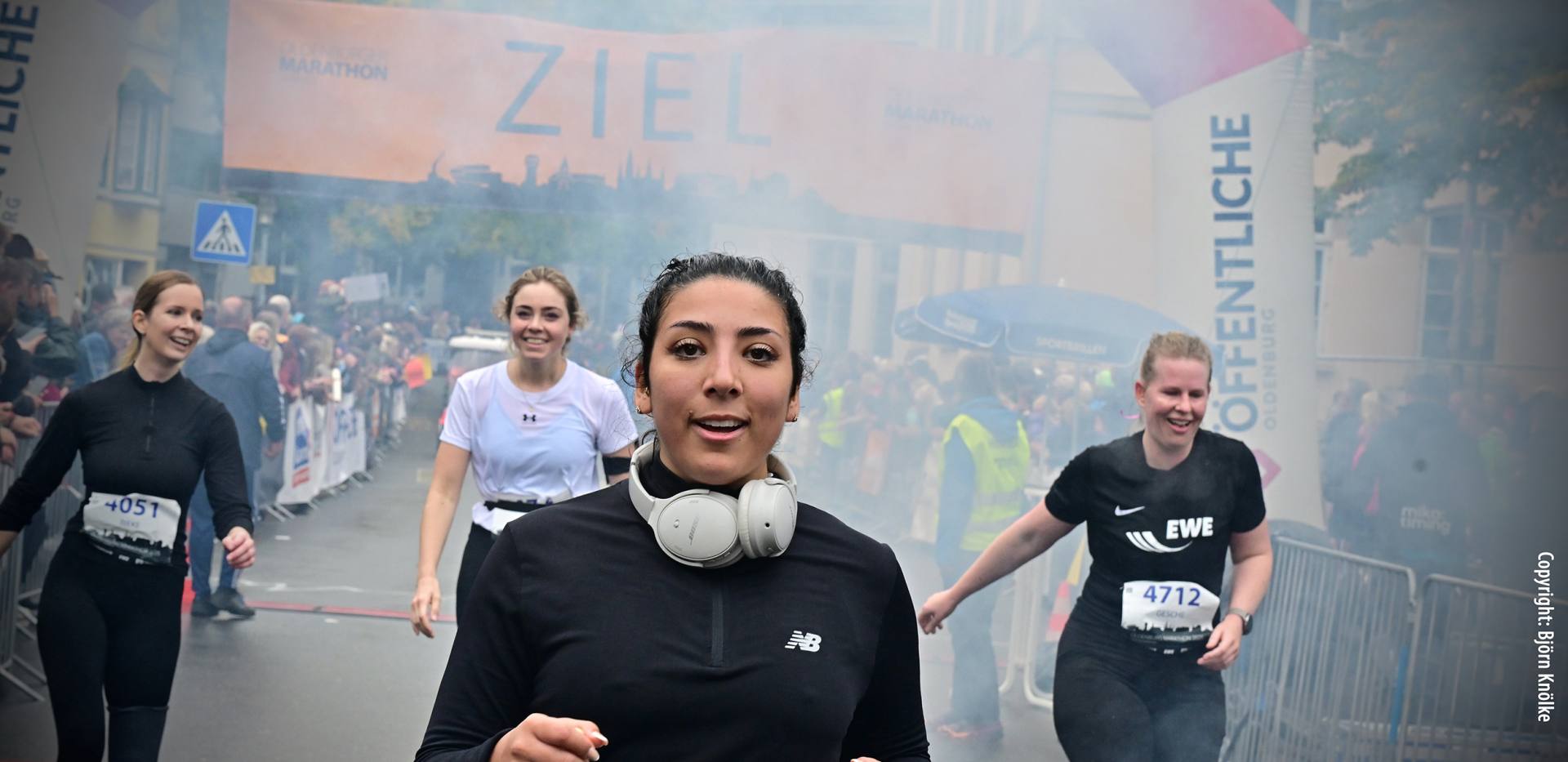 Glückliche Marathonis im Ziel am Schlossplatz Glückliche Marathonis im Ziel am Schlossplatz