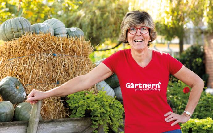 Zu sehen ist Katrin Iskam. Sie trägt ein rotes T-shirt worauf Gärtnern ohne viel Geschiss steht. Sie leht ihren rechten Arm auf einem Heuwagen ab.
Auf diese Wagen liegt Stroh und Kürbisse.
Im Hintergrund sieht man einen Garten Zu sehen ist Katrin Iskam. Sie trägt ein rotes T-shirt worauf Gärtnern ohne viel Geschiss steht. Sie leht ihren rechten Arm auf einem Heuwagen ab.
Auf diese Wagen liegt Stroh und Kürbisse.
Im Hintergrund sieht man einen Garten
