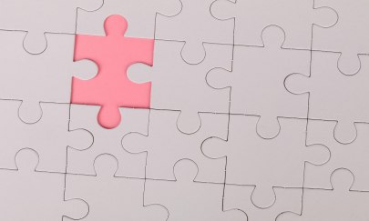 Ein Puzzel wo ein Stück noch fehlt und die Farbe Pink dadrunter ist. Ein Puzzel wo ein Stück noch fehlt und die Farbe Pink dadrunter ist.