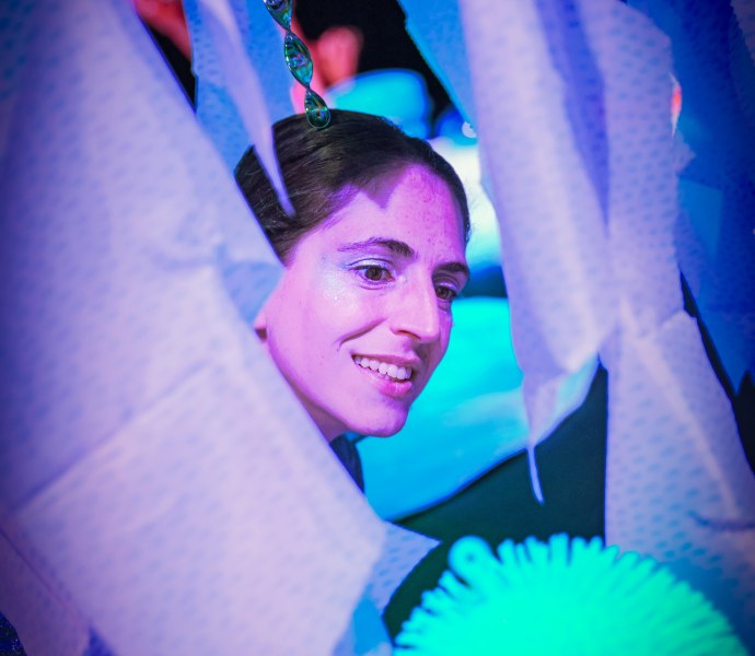 Schauspielerin schaut aus einer Qualle heraus.