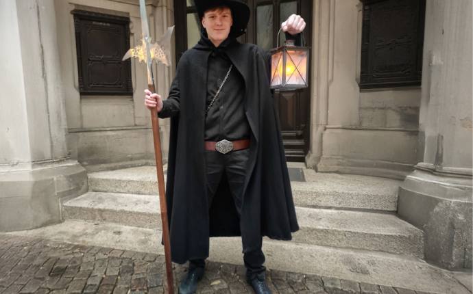 Der Nachtwächter vor dem Oldenburg Rathaus Der Nachtwächter vor dem Oldenburg Rathaus