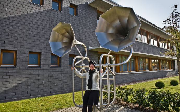 Gast probiert den Hörthron im Oldenburger Hörgarten. Gast probiert den Hörthron im Oldenburger Hörgarten.