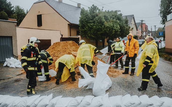 Feuerwehr stellt Sands&auml;cke auf