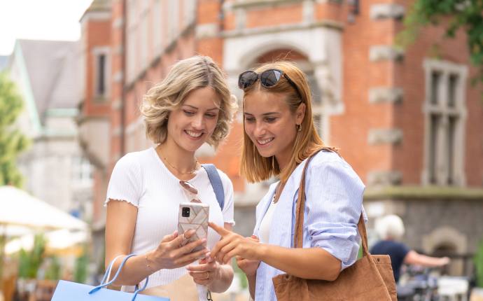 Stadterkundung Oldenburg mit Smartphone Zwei Frauen besichtigen Oldenburg mit einer digitalen Stadtführung