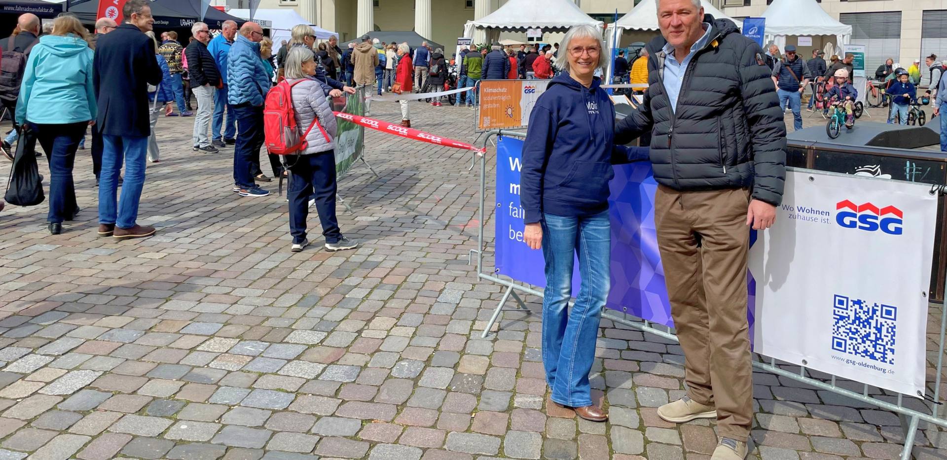 Silke Fennemann (Gesch&auml;ftsf&uuml;hrerin Oldenburg Tourismus und Marketing GmbH) und Daniel Jircik (Gesch&auml;ftsf&uuml;hrer GSG Oldenburg) vor dem GSG Pumptrack bei Hallo Fahrrad 2026.
