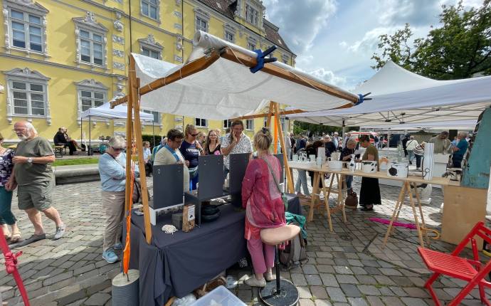 Auf dem Foto sieht man einen Stand auf den Keramiktagen.