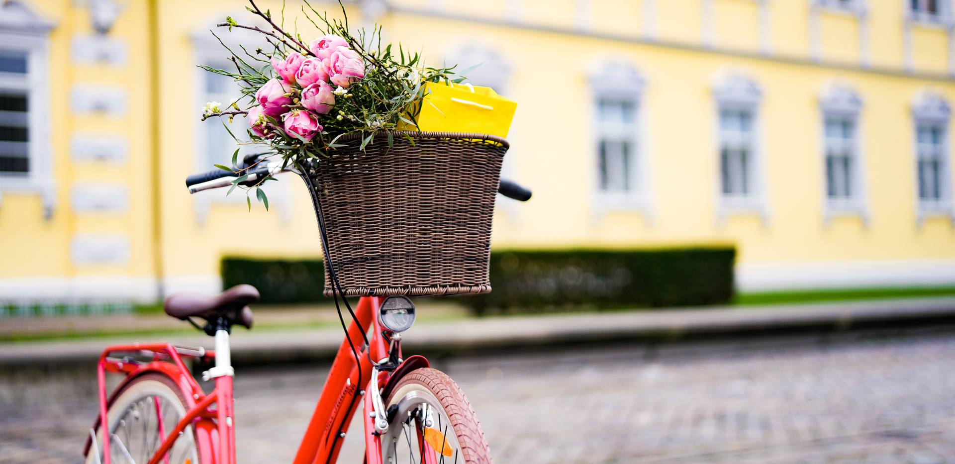 Das rote Fahrrad vor dem Oldenburger Schloss lädt zur Veranstaltung Hallo Fahrrad ein.