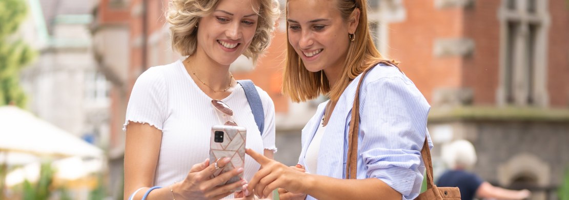 Zwei Frauen besichtigen Oldenburg mit einer digitalen Stadtführung