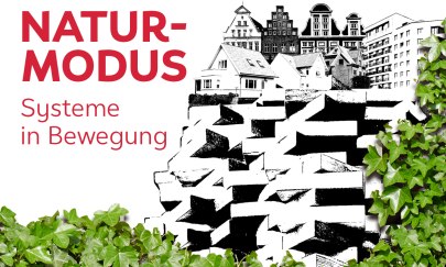 Links oben in der Ecke steht in roter Schrift "NATURMODUS - Systeme in Bewegung". Rechts davon Sind mehrere aneinandergereihte H&auml;userfronten zu sehen. Diese befinden sich auf einem Turm, der aus mehreren neben- und &uuml;bereinander gestapelten quaderf&ouml;rmigen Kl&ouml;tzen besteht. Das gesamte Motiv wird in Schwarz und Wei&szlig; dargestellt. An der unteren und rechten Kante rankt gr&uuml;ner Efeu dar&uuml;ber.