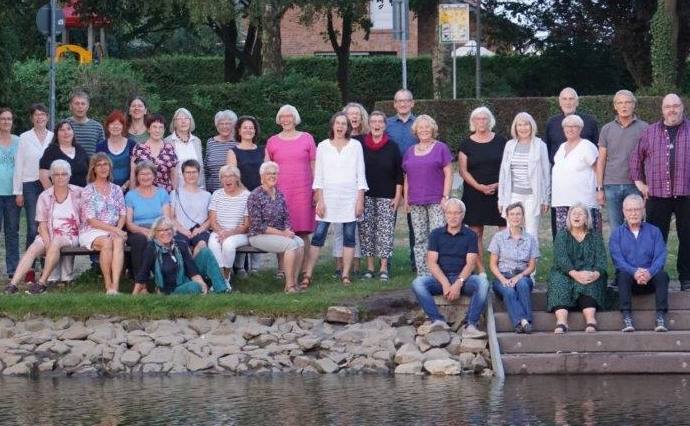 Chor Courage Berne e.V. am Ufer der Berner Ollen Chor Courage Berne e.V. am Ufer der Berner Ollen