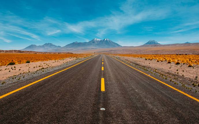 Ein Wüstenhighway in den USA