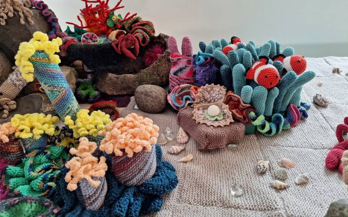 Auf dem Bild ist ein gehäkeltes Korallenriff zu sehen Auf dem Bild ist ein gehäkeltes Korallenriff zu sehen