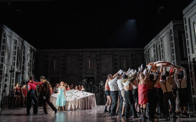 LA TRAVIATA LA TRAVIATA