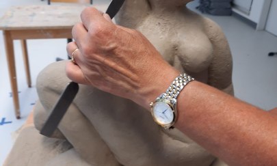 Es wird an einer Tonskulptur gearbeitet.