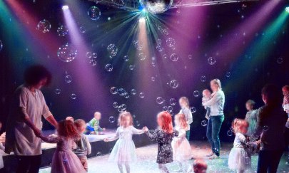 Kinder und Eltern gemeinsam auf der Tanzfl&auml;che