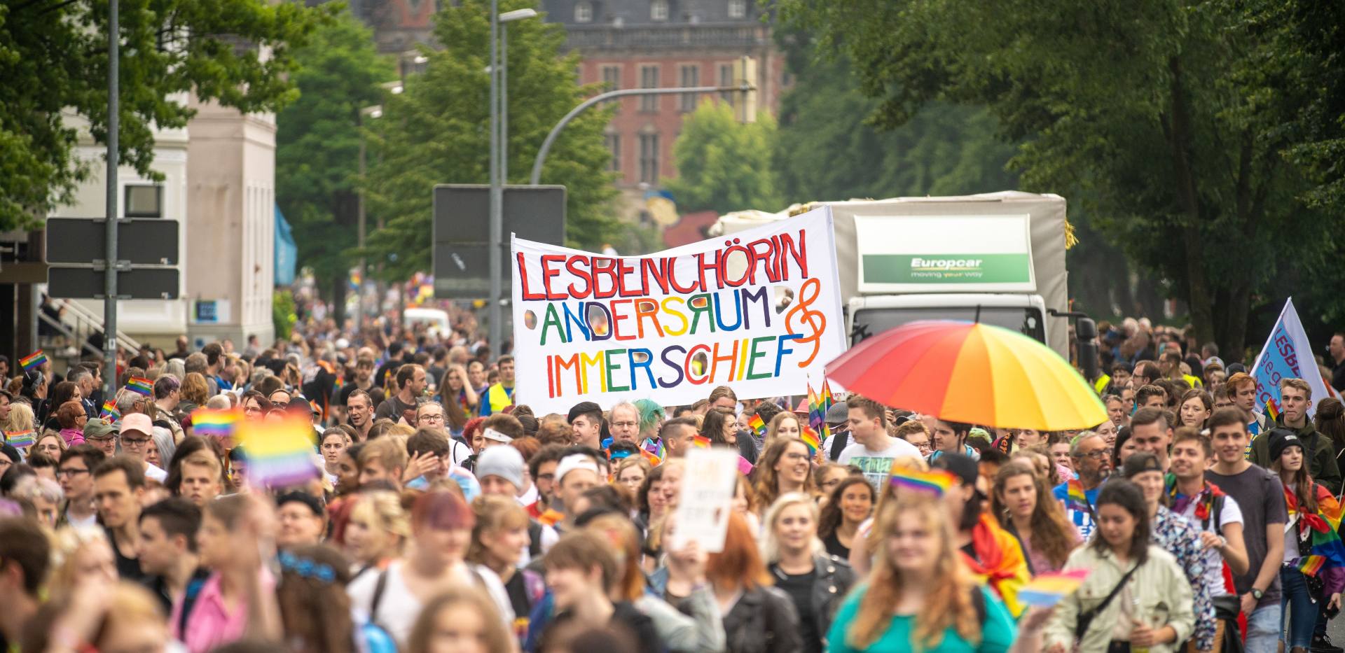 Farbefrohe Menschenmenge in der Stadt als Demonstration im Rahmen des Christopher Street Day (CSD) in Oldenburg.