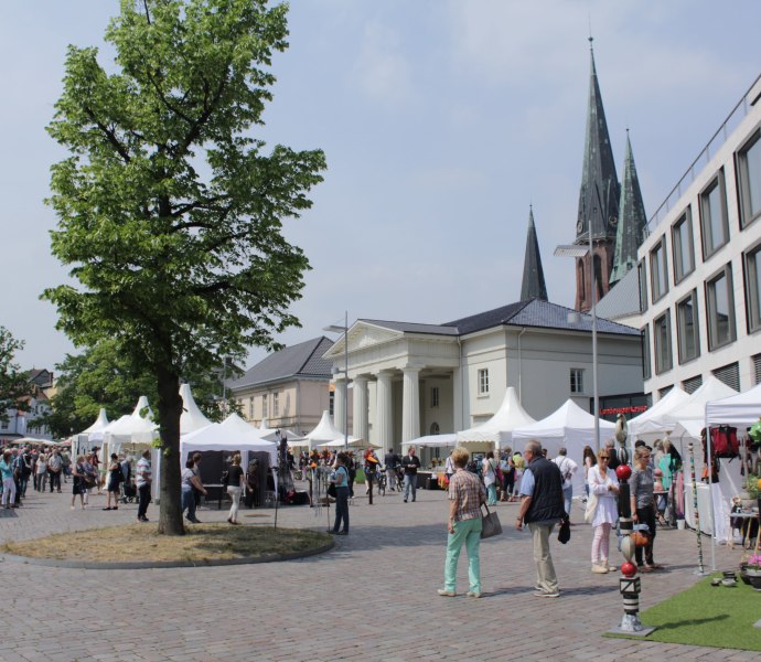 Der Nikolaimarkt auf dem Schlossplatz mit Lambertikirche Der Nikolaimarkt auf dem Schlossplatz mit Lambertikirche