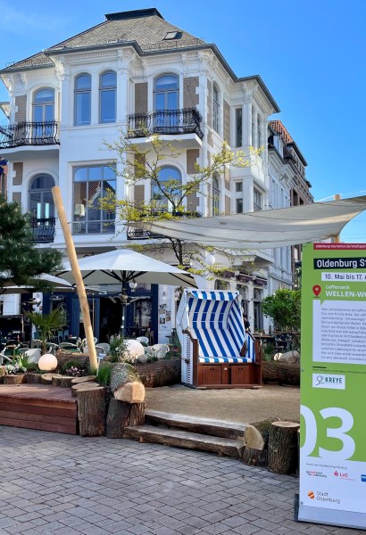 Oldenburg Stadtgärten Lefferseck 2025 Stadtgarten mit Strandkorb in der Oldenburger Innenstadt