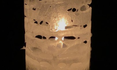 Foto einer Kerzenflamme durch durchbrochene Wachswand Foto einer Kerzenflamme durch durchbrochene Wachswand
