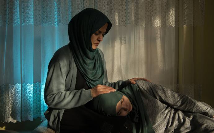 Wazhmah sitzt mit ihrer Tochter Tahmeena (19) zu Hause. Wazhmahs eigene Ausbildung wurde w&auml;hrend der Taliban-Herrschaft in den 1990er Jahren unterbrochen. Sie sieht nun, wie sich die Geschichte wiederholt.