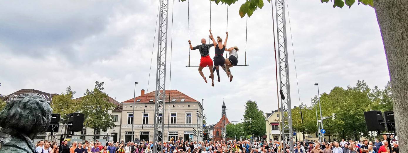 Trapezkünstlerinnen vor Publikum in der Oldenburger Innenstadt.