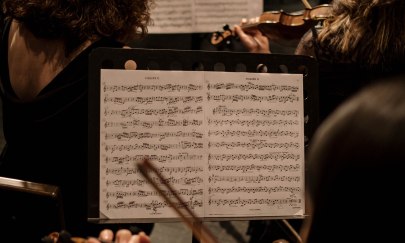 Musiker in einem Orchester spielen Geigen w&auml;hrend eines klassischen Konzerts mit sichtbaren Noten. Foto: cottonbro studio/Pexels