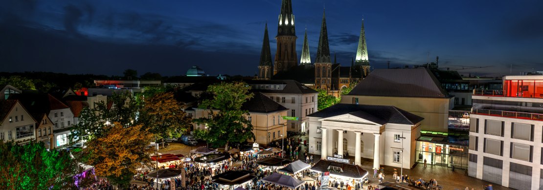 Weinfest Oldenburg von oben Schlossplatz Oldenburg zum Weinfest am Abend