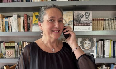 Geraldine Dudek bei der Telefonführung. Geraldine Dudek bei der Telefonführung.