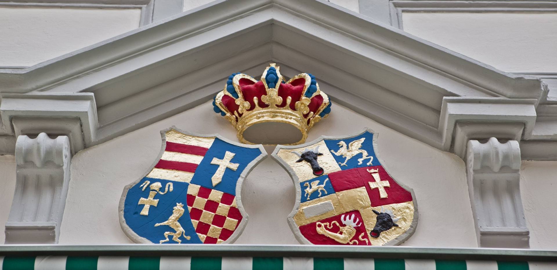 Blick auf Wappen der Stadt Oldenburg an einem Hausgiebel in der Oldenburger Innenstadt.