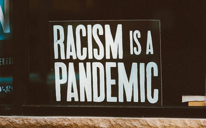 Sticker mit der Aufschrift: Racism is a pandemic