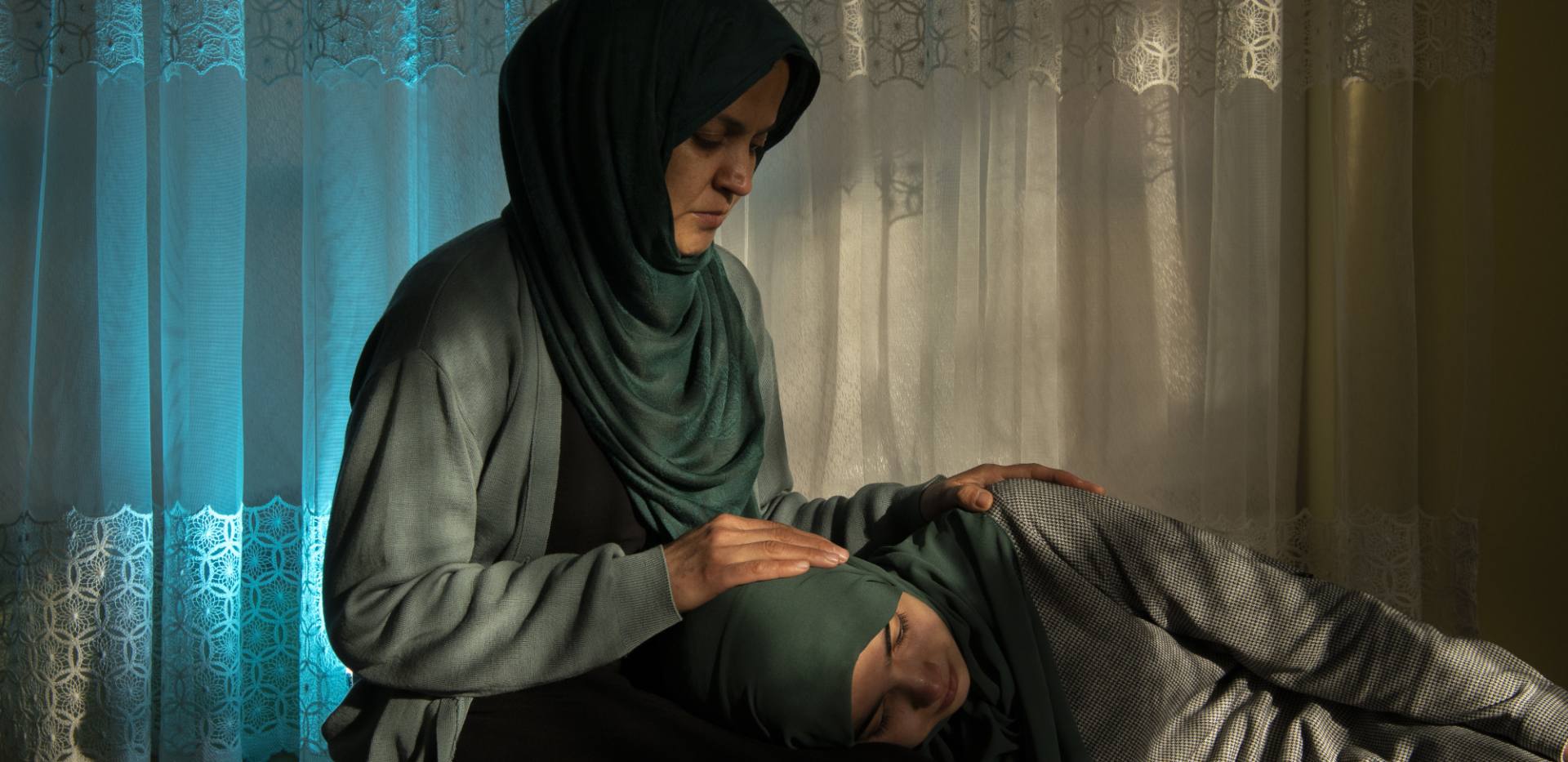 Wazhmah sitzt mit ihrer Tochter Tahmeena (19) zu Hause. Wazhmahs eigene Ausbildung wurde während der Taliban-Herrschaft in den 1990er Jahren unterbrochen. Sie sieht nun, wie sich die Geschichte wiederholt. Wazhmah sitzt mit ihrer Tochter Tahmeena (19) zu Hause. Wazhmahs eigene Ausbildung wurde während der Taliban-Herrschaft in den 1990er Jahren unterbrochen. Sie sieht nun, wie sich die Geschichte wiederholt.