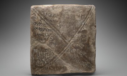 Stein mit Beschriftung.