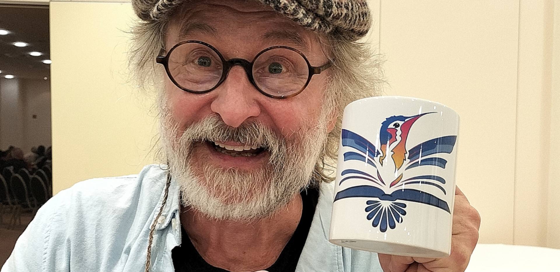 Schirmherr Klaus-Peter Wolf mit OLibri-Tasse