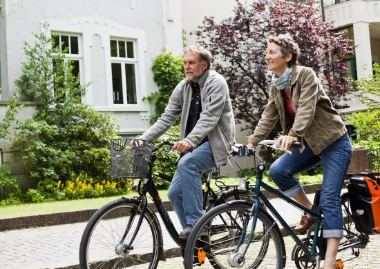 Ein Pärchen macht eine Fahrradtour durch Oldenburg.