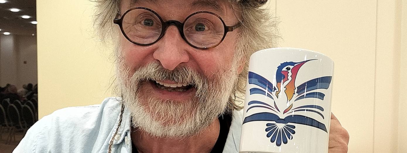 Schirmherr Klaus-Peter Wolf mit OLibri-Tasse Schirmherr Klaus-Peter Wolf mit OLibri-Tasse