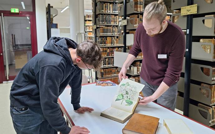 Die Allgemeine Bibliotheksführung in der Landesbibliothek Oldenburg findet jeden ersten Dienstag im Monat (bei Feiertagen am darauffolgenden Dienstag) statt. Die Allgemeine Bibliotheksführung in der Landesbibliothek Oldenburg findet jeden ersten Dienstag im Monat (bei Feiertagen am darauffolgenden Dienstag) statt.