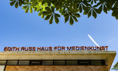 Der Schriftzug Edith-Russ-Haus für Medienkunst wurde aus der Froschperspektive fotografiert.